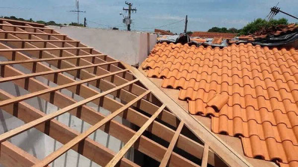 Reformas e consertos de telhados e coberturas preço
